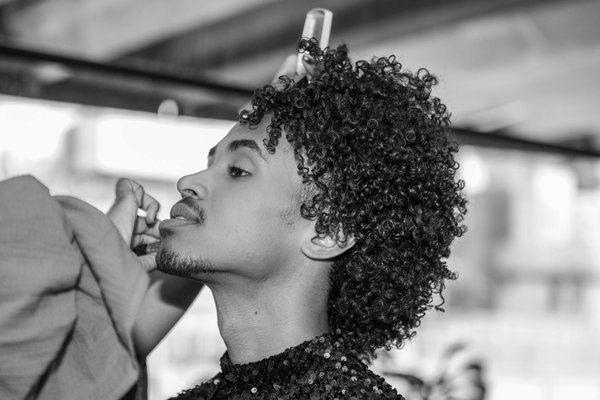 Comment réaliser une coiffure bohème chic pour un événement en plein air?