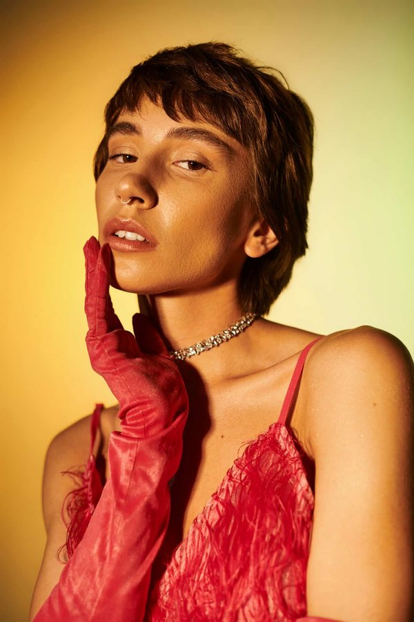 Comment styliser des chemisiers en satin pour un dîner romantique?