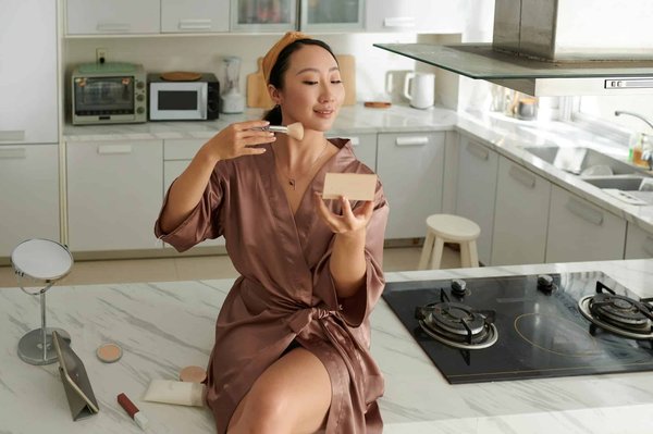 Comment choisir une crème contour des yeux pour réduire les poches et les cernes?